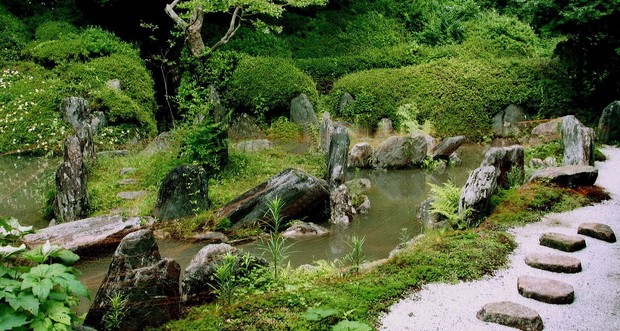 Штучний садовий ставок
